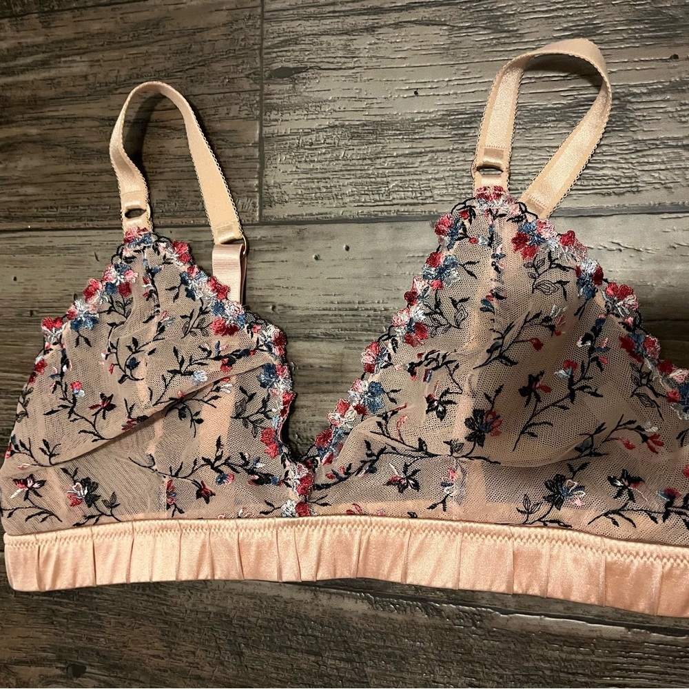 ✨sofia by sofia vergara Blush Pink Floral Embroidered Bralette